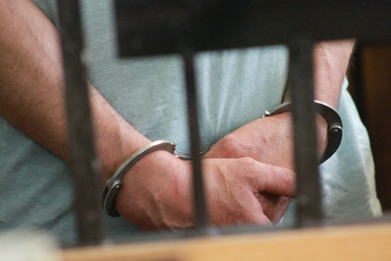 Уроженец Казани зарезал стюардессу в Дубае и попытался скрыться Мужчина начал преследовать 25 летнюю девушку из Петербурга после их расставания Бывший ухажер прилетел за ней в Дубай нашел номер отеля в котором остановилась стюардесса и не менее 15 раз ударил ножом Об этом сообщает Baza От полученных травм девушка скончалась на месте После убийства 41 летний мужчина улетел в Санкт Петербург но был задержан по прилету Возбуждено уголовное дело   Вечерка в MAX в Telegram