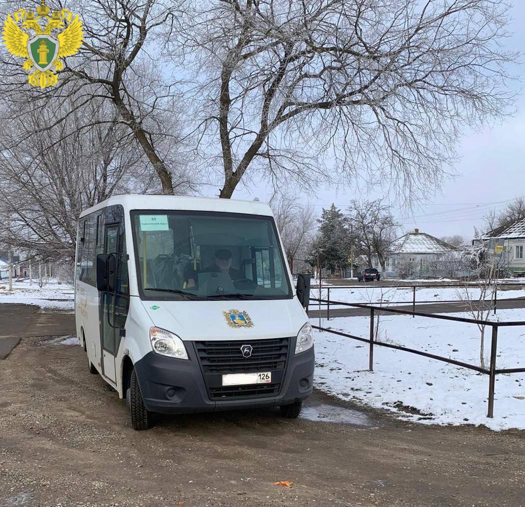 В результате вмешательства прокуратуры организовано транспортное обслуживание населения  Прокуратура Туркменского района провела проверку в сфере регулярных перевозок пассажиров в Туркменском округе.  Установлено, что органом местного самоуправления не организовано транспортное сообщение 9 населенных пунктов с административным центром, надлежащие меры, направленные на обеспечение пассажирских перевозок граждан, в течение длительного времени не принимались.  В этой связи прокурором в суд предъявлено исковое заявление о понуждении органа местного самоуправления организовать пассажирские перевозки между населенными пунктами.  Требование прокурора удовлетворено в полном объеме.   Благодаря вмешательству прокуратуры организовано транспортное обслуживание населения отдаленных населенных пунктов с административным центром.