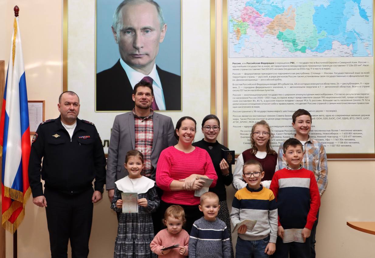 Многодетные фермеры из Канады получили РВП в Нижегородской области на 3 года. Теперь они смогут зарегистрировать фермерское хозяйство, оформить медицинский полис и воспользоваться региональными мерами поддержки сельского хозяйства.  Семья Фейнстра, состоящая из родителей и 9 детей, приехала в Россию в начале 2024 года, чтобы жить в традиционной культуре. Осенью 2024 года они получили временное убежище.  Следующий шаг — сдача экзамена по русскому языку для оформления вида на жительство.    Подписаться   Написать нам