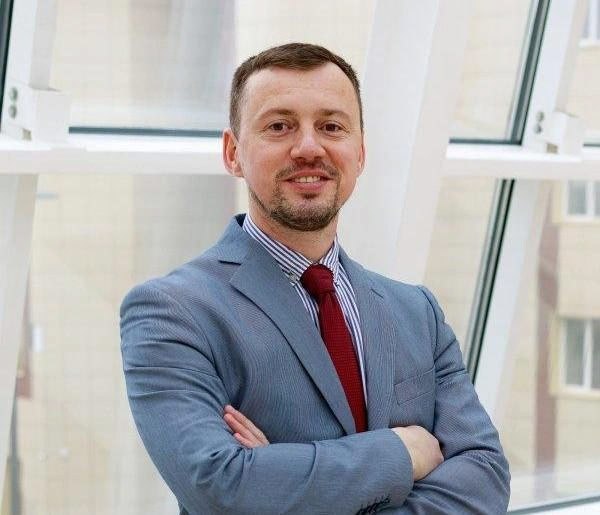 В Красноярске задержали бывшего директора филиала одного из высших учебных заведений Красноярска. В СК не расскрывают его имя, но СМИ сообщают, что речь идет о Романе Аюпове, экс-руководителе Института нефти и газа Сибирского федерального университета. Его подозревают в хищении оборудования стоимостью около девяти миллионов рублей. По данным следствия, в июне 2023 года учебное заведение приобрело аппаратный комплекс для исследований в нефтегазовой отрасли. Уже через месяц Аюпов поручил подчинённой подготовить служебную записку о его «перемещении» в Тыву якобы для проведения плановых испытаний. Однако на самом деле оборудование туда не доставили — директор распорядился им по своему усмотрению. Подробнее — на Бабре #красноярск