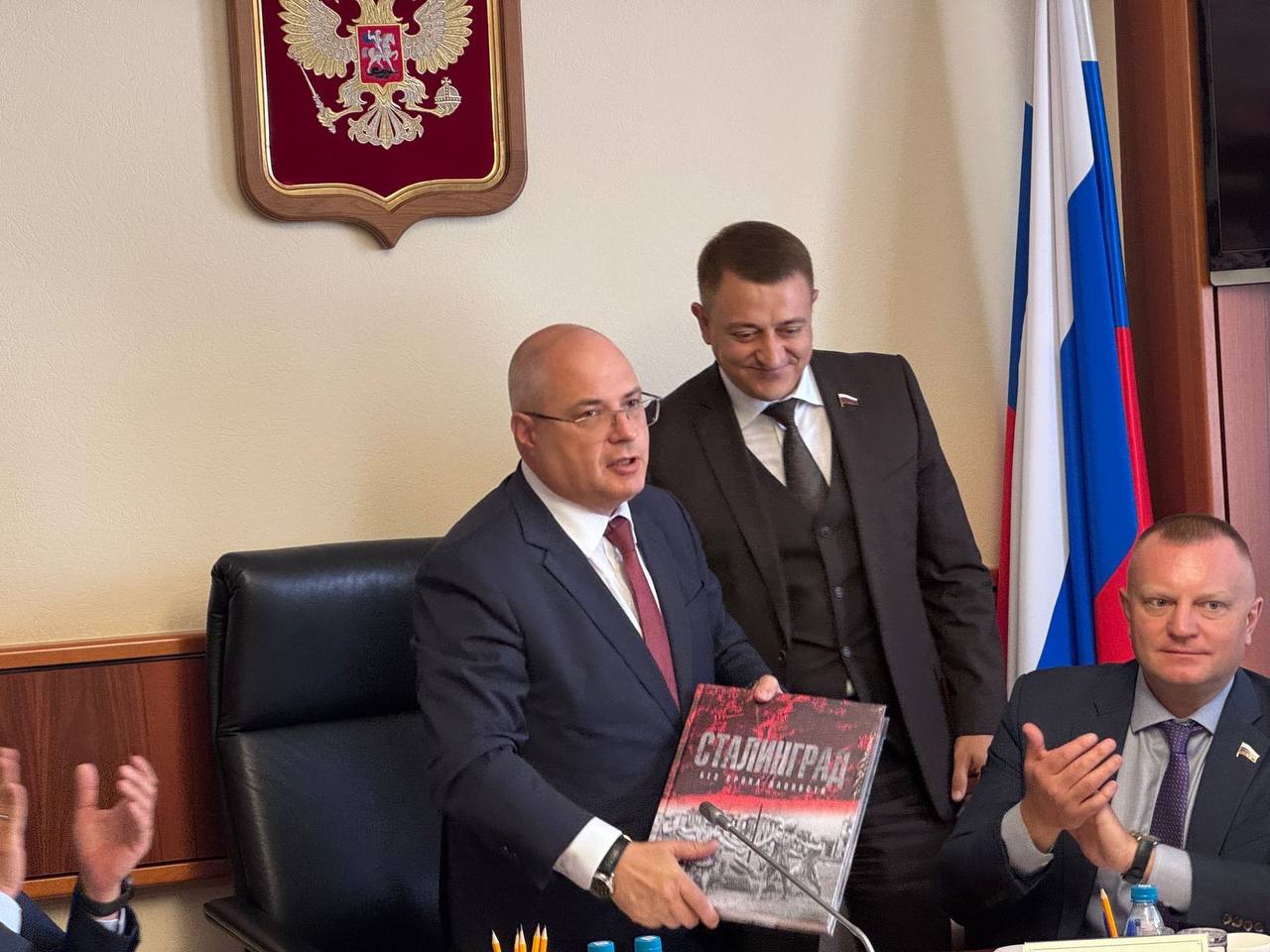 Сегодня на заседании нашего комитета депутат Госдумы от Волгоградской области Андрей Гимбатов вручил Комитету издание Сталинград Без срока давности переданное в дар губернатором региона Героем России Андреем Бочаровым Эта книга стала результатом инициативы ветеранов и представляет собой подробное исследование трагедии мирного населения Сталинградской области в годы Великой Отечественной войны Работа над ней велась не один год в издание вошли архивные документы свидетельства очевидцев и результаты судебных решений в которых эти события получили официальное определение как геноцид Книга органично продолжает линию нашего многолетнего проекта Подвиг народа в рамках которого на территории Воронежской и Белгородской областей собираются и сохраняются имена погибших мирных жителей устанавливаются памятные знаки и формируется база данных для потомков Этот труд и историческое свидетельство и обращение к современному обществу Он напоминает о том что преступления против людей не имеют срока давности и о необходимости бережного отношения к памяти о прошлом Моя искренняя благодарность за такой подарок Он символ уважения к подвигу поколения войны и знак преемственности когда память о трагедиях и героизме передается новым поколениям не только через учебники но и через такие особые проекты