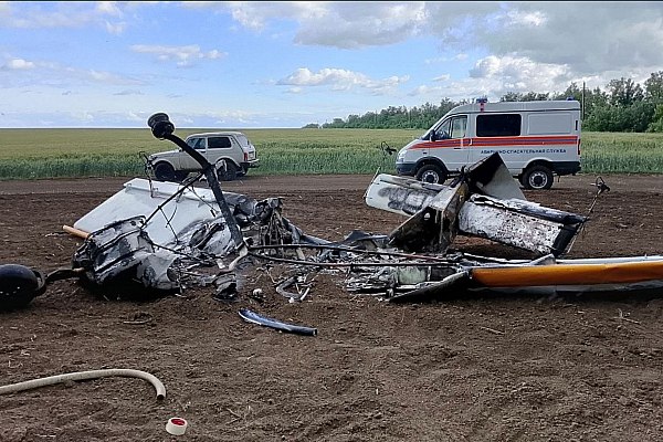 В Саратовской области упал самолет малой авиации  Самолет малой авиации упал на поле после касания с линией электропередачи и загорелся в Ершовском районе Саратовской области. Пилот в тяжелом состоянии госпитализирован. Об этом сообщает ТАСС.  "Сегодня в 17:27  16:27 мск - прим. ТАСС  в Ершовском муниципальном районе, в селе Новорепное, пилот самолета малой авиации, по предварительной информации, допустил касание линии электропередачи, [самолет] упал на поле и загорелся. Пилот в тяжелом состоянии госпитализирован бригадами скорой помощи", – сообщил начальник управления региональной безопасности правительства региона Юрий Юрин в своем Telegram-канале.  Он уточнил, что пострадавшего доставили в Центральную районную больницу города Ершова. На месте ЧП работают экстренные службы. Обстоятельства произошедшего уточняются.  aviaru.net/n284298