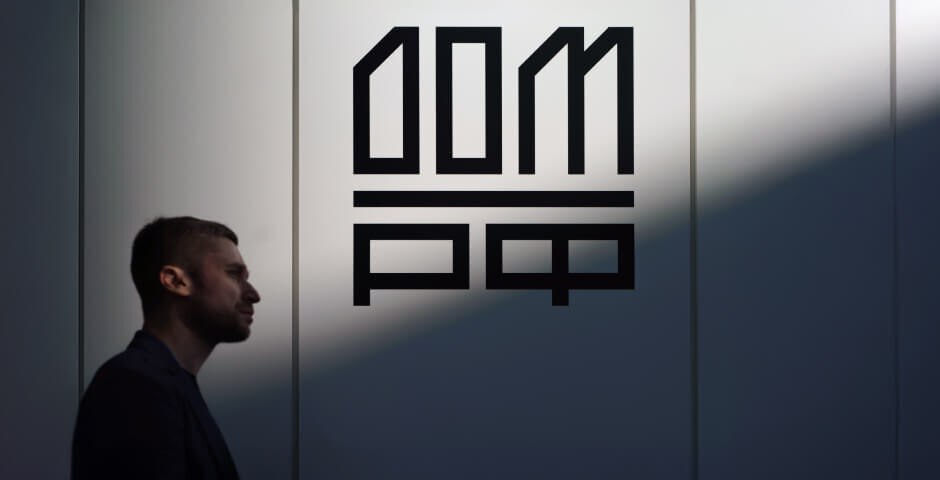 IPO Дом РФ ожидается в ноябре После выхода на биржу компания намерена участвовать в программе создания акционерной стоимости а также получить звездный рейтинг Об этом сообщил старший вице президент директор Дом РФ Александр Аксаков Дом РФ ставит цель стать бенчмарком для новых эмитентов на рынке акционерного капитала Мы планируем принять участие в программе создания акционерной стоимости публичных компаний разработанной Банком России и Московской биржей Считаем ее эффективной как для эмитентов так и для инвестиционного сообщества Мы уже приступили к разработке стратегии повышения акционерной стоимости опираясь на лучшие рыночные практики рекомендации регулятора и зарубежный опыт В дальнейшем рассчитываем на включение в индекс Московской биржи для участников программы повышения акционерной стоимости и ожидаем что компании может быть присвоен и звездный рейтинг Банка России сказал Аксаков jkinvest news jkinvest