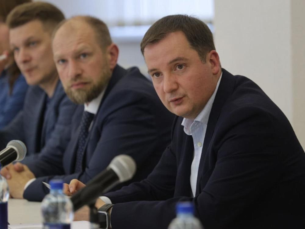 Александр Цыбульский анонсирвовал выделение федеральных средств на ремонт дорог Котласского района  Особую заинтересованность местных жителей вызывает вопрос, касающийся ремонта региональной дороги, ведущей из Котласа в Архангельск. Губернатор пообещал найти деньги.  В этом году будет выполнена разработка проектно-сметной документации для проведения необходимых работ, параллельно с этим ведется поиск источника финансирования.  Участниками встречи также поднималась общая проблема для двух деревень, относящихся к городскому округу, — Слуда и Свининская. Единственная дорога к этим населённым пунктам проходит через земли лесничества, которые находятся в федеральной собственности, в связи с чем у органов местного самоуправления отсутствует возможность привести объект в нормативное состояние. Глава региона поручил министерству природных ресурсов и лесопромышленного комплекса Архангельской области проработать вопрос перевода земель, по которым проходит дорога, в региональную собственность.