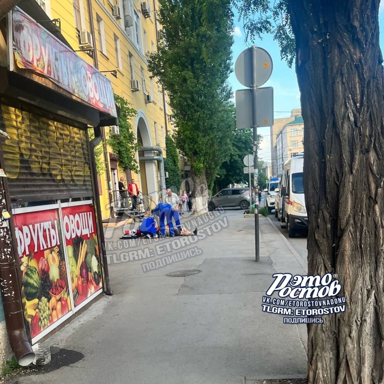 В центре Ростова зарезали мужика Неизвестный напал на него на площади 5-го Донского корпуса. Люди вызвали скорую, но было поздно. MDK Ростов Прислать новость