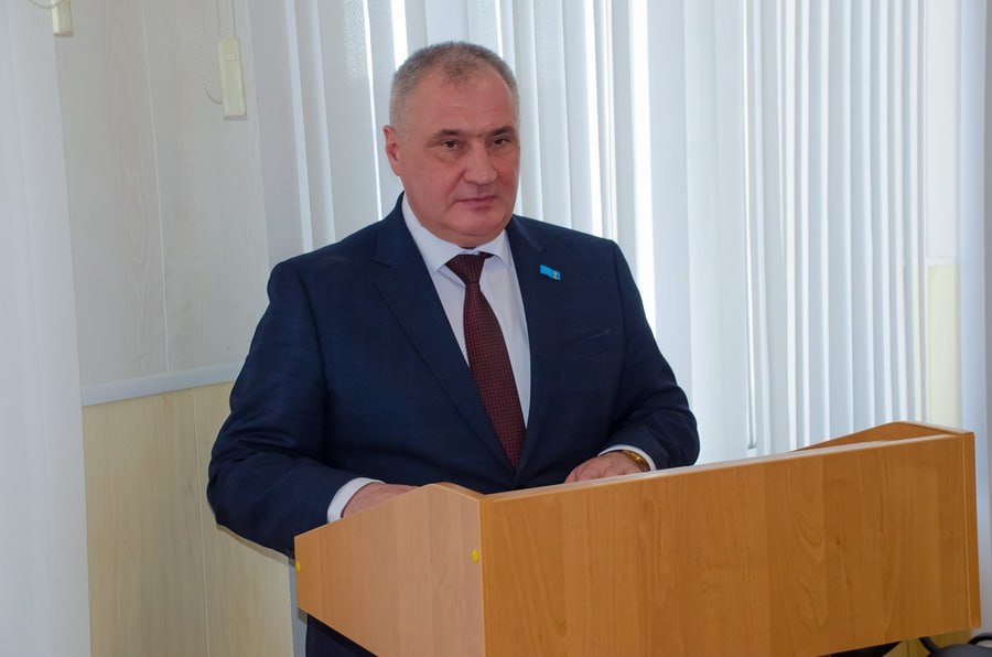 В уральском городе пропал глава думы 54-летнего Сергея Клиросова не видели уже больше месяца, рассказал .RU мэр Кушвы Михаил Слепухин: «Депутаты приняли решение сложить его полномочия, провели процедуру и в соответствии с уставом избрали председателем его бывшего заместителя Алексея Мельникова. Что стало причиной исчезновения — мне неизвестно». Руководитель пресс-службы ГУ МВД по Свердловской области Валерий Горелых подтвердил нам пропажу Клиросова. Он сказал, что полицейские ищут депутата. Фото: «Кушва-онлайн» Новости из Екатеринбурга