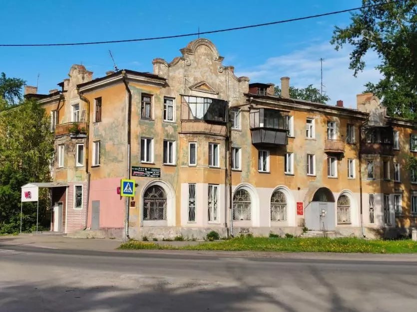 Жильцы дома с улицы Трубников в своём споре с мэрией позвали в арбитры Генпрокурора РФ К Генеральному прокурору РФ от имени собственников квартир дома 47 по улице Трубников в городе Челябинске обратился житель этого дома Александр Швалёв Он попросил надзорное ведомство взять под контроль проверку которую проводит прокуратура города в отношении мэрии по письму жильцов дома так как усматривает в ситуации возможный конфликт интересов Дело в том что пять лет назад этот дом по решению комиссии был поставлен на капитальный ремонт и этот ремонт проводился вплоть до начала текущего 2025 года ПОДРОБНЕЕ URALPRESS RU