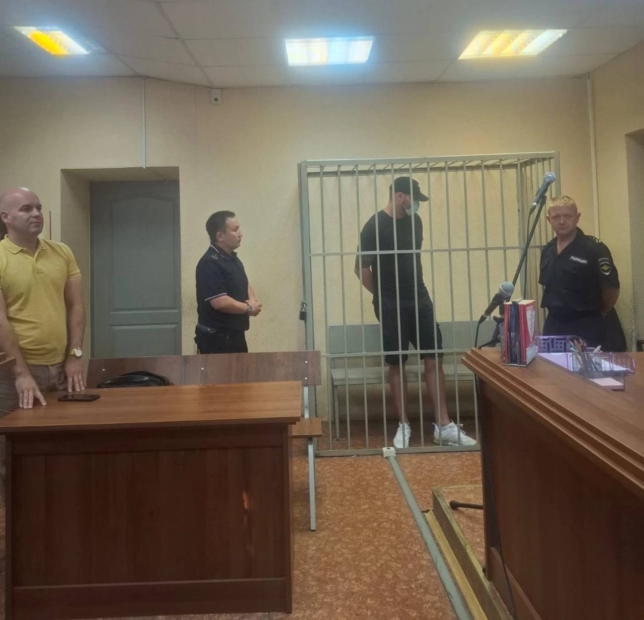 Это Александр Лачугин, управляющий автомойкой в Каменске-Уральском, где группа мужчин издевалась над девушками. После задержания извергов, которые поливали из шлангов водой и пеной похищенных девушек, снимая все это на видео, управляющий решил залечь на дно. Он несколько месяцев скрывался от следствия, был в федеральном розыске, но в итоге его задержали. Лачугину предъявлено обвинение в похищении людей организованной группой, заведомо несовершеннолетних, а также в вымогательстве, совершённом организованной группой. Сегодня суд избрал ему меру пресечения в виде заключения под стражу до 1 сентября.  Делитесь вашими новостями через бот обратной связи