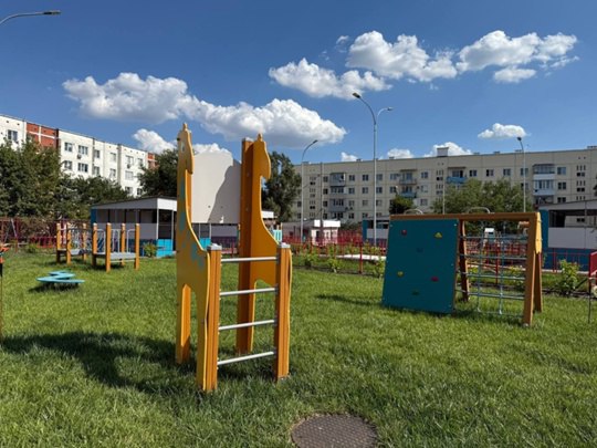 Сроков сдачи детского сада на улице Авиаторов власти больше не называют  Замглавы администрации Новочеркасска Константин Хмельницкий посетил строящийся детский сад на улице Авиаторов. Сроков сдачи многострадального детсада он не назвал, но сообщил на своей странице в соцсети, что там ещё раз обсудили важные вопросы, которые могут повлиять на работу дошкольного учреждения после открытия.   «Внимательно посмотрели на внутренние помещения и места для отдыха детей на улице. Все наши замечания записаны и переданы в департамент строительства. Надеемся, что заказчик и подрядчик учтут рекомендации при приёмке здания».  Напомним, достроить детсад на 80 мест на улице Авиаторов должны были ещё в 2021 году, но из-за недобросовестных подрядчиков окончание работ неоднократно откладывалось.  Осенью прошлого года бывший глава администрации города Юрий Лысенко сообщал, что детсад примет первых воспитанников к 1 марта. Позднее его обещали открыть в апреле 2025 года.   #новости #Новочеркасск