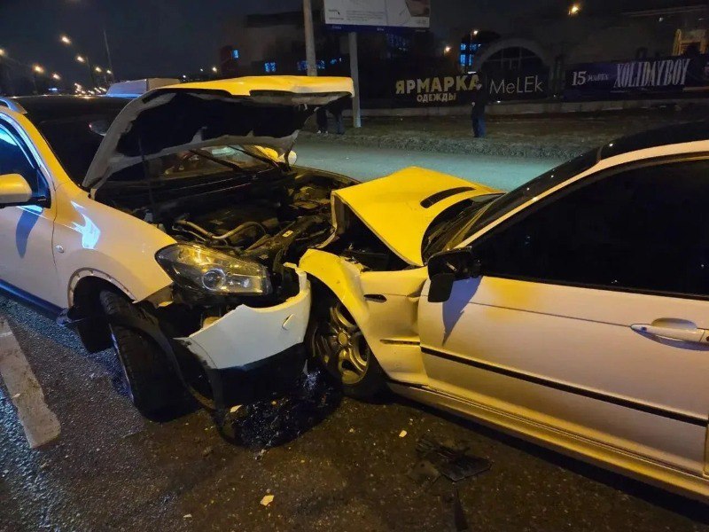 Ребёнок пострадал в результате столкновения иномарок на ул Николая Островского Как сообщает пресс служба регионального УМВД авария произошла накануне в 19 35 По предварительной версии водитель BMW 1992 года рождения выехал на встречную полосу и врезался в автомобиль Nissan под управлением женщины 1985 года рождения Пассажир второй иномарки мальчик 2021 года рождения получил травмы В этот момент мимо проезжал сотрудник Центра кинологической службы УМВД России по Астраханской области возвращавшийся с другого происшествия Мать пострадавшего ребёнка попросила полицейского о помощи Связавшись с медиками правоохранители приняли решение самостоятельно доставить мальчика в больницу где ему оказали необходимую помощь Обстоятельства ДТП выясняют сотрудники Госавтоинспекции Астрахань 24 в МАХ