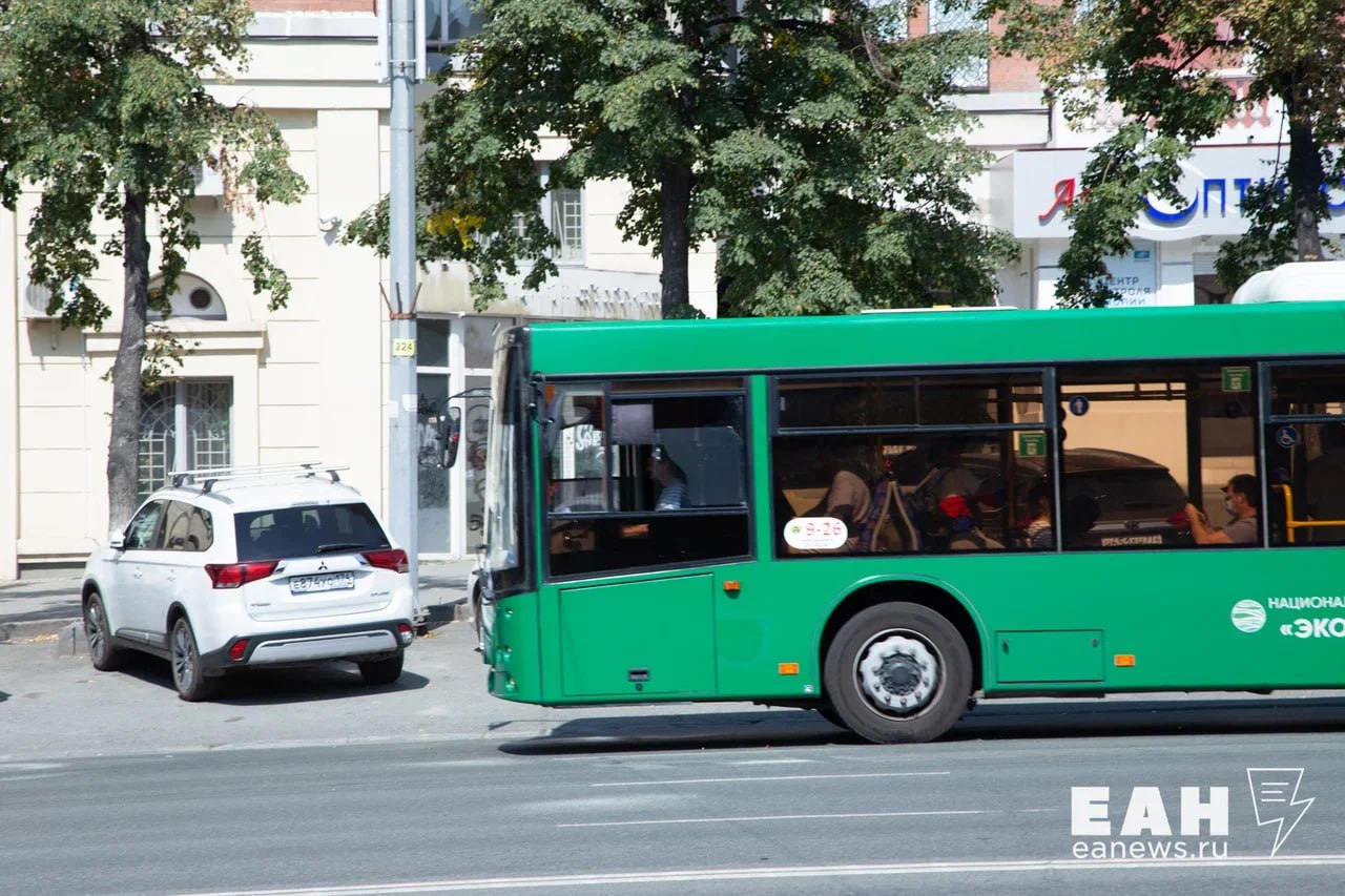 Новая полоса для общественного транспорта появится в Челябинске в этом году  Ее планируют обустроить на улице Братьев Кашириных, сообщил замглавы регионального миндортранса Александр Егоров.   Он сказал, что полоса появится на пути следования автобуса №64, то есть на одном из самых востребованных и загруженных направлений. Маршруту не хватает равномерности интервалов движения и независимости от автомобильных заторов на отдельных участках, считает Александр Егоров.   «Сейчас маршрут лишь на 17% покрыт выделенками. Этого недостаточно для его стабильной работы. Поэтому в 2025 году планируется организация полосы на части улицы Бр. Кашириных, проектируется выделенка на широкой части ул. Бейвеля и ул. Чичерина  с добавлением допполосы переразметкой », - сообщил замминистра.