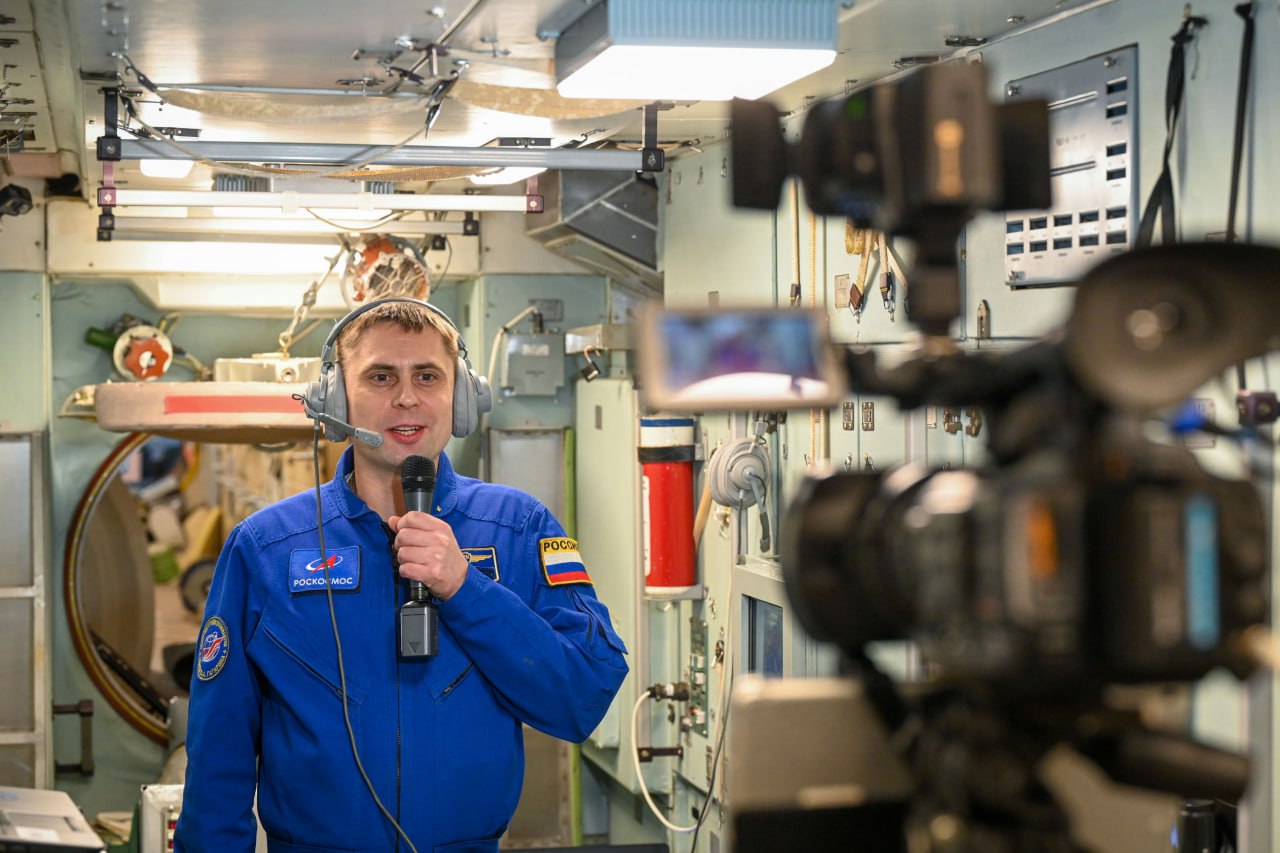 Космонавт Роскосмоса Андрей Федяев провёл рабочий день на станции 19 декабря 2025 года у космонавта Роскосмоса Андрея Федяева состоялась тренировка Типовые полётные сутки ТПС Она прошла на тренажёрах российского сегмента МКС продолжалась восемь часов и соответствовала рабочему дню Каждый день на орбите у космонавтов расписан поминутно Аналогично построена и циклограмма ТПС Во время тренировки Андрей Федяев выполнил различные работы связанные с обслуживанием систем РС МКС Плановую работу на тренажере станции космонавту приходилось прерывать для ликвидации нештатных ситуаций которые задавали инструкторы В частности случился отказ системы связи возникли проблемы в системе обеспечения жизнедеятельности станции сбой в работе системы кислородообеспечения Электрон и неисправность туалета В условиях реального полёта на МКС экипажи ежедневно проводят космические эксперименты В рамках тренировки Андрей также провёл несколько научных исследований в том числе медицинских Также космонавт столкнулся с редко встречающейся нештатной ситуацией необходимостью выполнить манёвр увода МКС от космического мусора В циклограмме ТПС предусмотрено время на обед На станции космонавты готовят его самостоятельно так что Андрею Федяеву необходимо было разогреть себе продукты питания Экипажи на МКС активно занимаются популяризацией космических достижений В рамках этой работы космонавт записал несколько видеопоздравлений Во время типовых полётных суток обязательно задаётся аварийная ситуация чтобы проверить правильность действий членов экипажа В начале дня инструкторами Центра был смоделирован пожар на станции В конце тренировки произошла авария разгерметизация на РС МКС В каком отсеке это случилось космонавт узнаёт с помощью алгоритмов поиска негерметичного отсека При обнаружении утечки воздуха в одном из отсеков останавливается падение давления и изолируется аварийный отсек Космонавт успешно справился со всеми поставленными задачами нештатными и аварийными ситуациями заслужив высокую оценку от специалистов ЦПК Напомним что Андрей Федяев проходит подготовку в составе экипажа Crew 12 корабля Crew Dragon в качестве специалиста миссии бортинженера МКС Фото Павел Швец Центр подготовки космонавтов Будни космонавтов Центр подготовки космонавтов ТГ VK Дзен RuTube