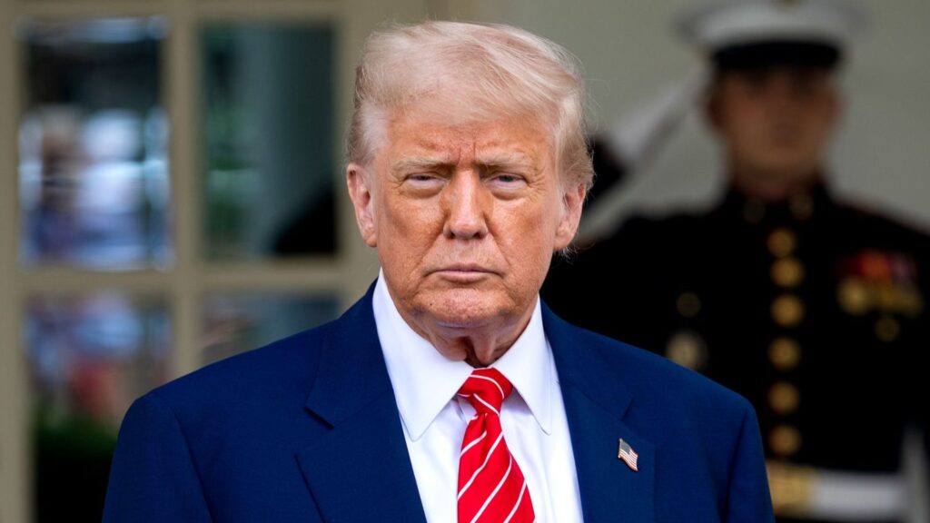 Президент США Дональд Трамп на прошлой неделе объявил, что решил проблему НАТО и что государства-члены теперь будут платить 5% своего ВВП. Об этом Трамп заявил в интервью Fox News. Он заявил, что теперь каждая страна будет платить значительно больше денег на оборону. «Они не платили 2%, а теперь платят 5%. Так что мы тратим триллион долларов в год и занимаем прочную позицию в НАТО. При Байдене у нас действительно не было прочной позиции. Он не знал, где находится», — сказал Трамп.
