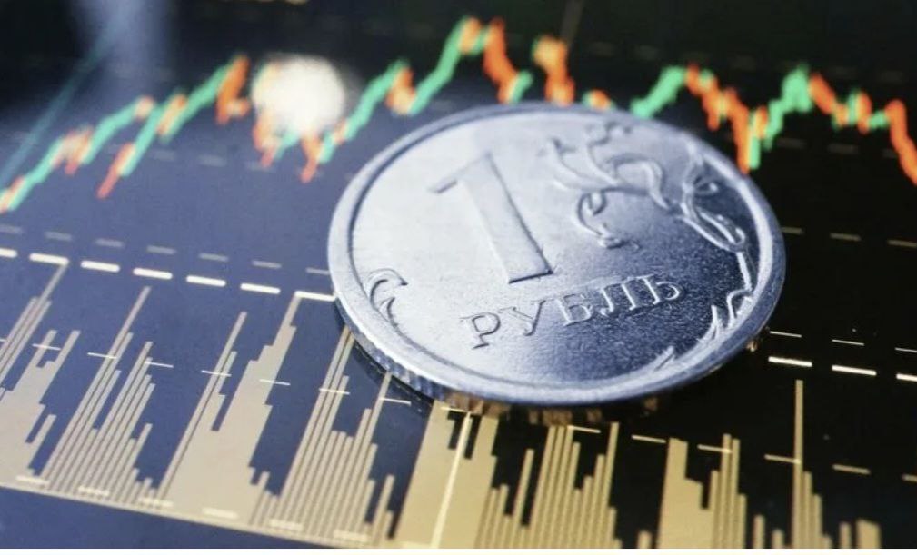 CNBC: Российский рубль продемонстрировал ошеломляющий рост в 2025 году. Он стал в этом году самой высокоэффективной валютой в мире, сообщает телеканал. Несмотря на разгар затяжного конфликта, снижения цен на нефть и жесткие санкции рубль показал рост более чем на 40%. По оценкам международного экономиста компании Wells Fargo Брендана Маккеннана, причиной укрепления рубля является то, что ЦБ решил сохранить ставки на относительно высоком уровне, обеспечил контроль за движением капитала, при этом ужесточились валютные ограничения.