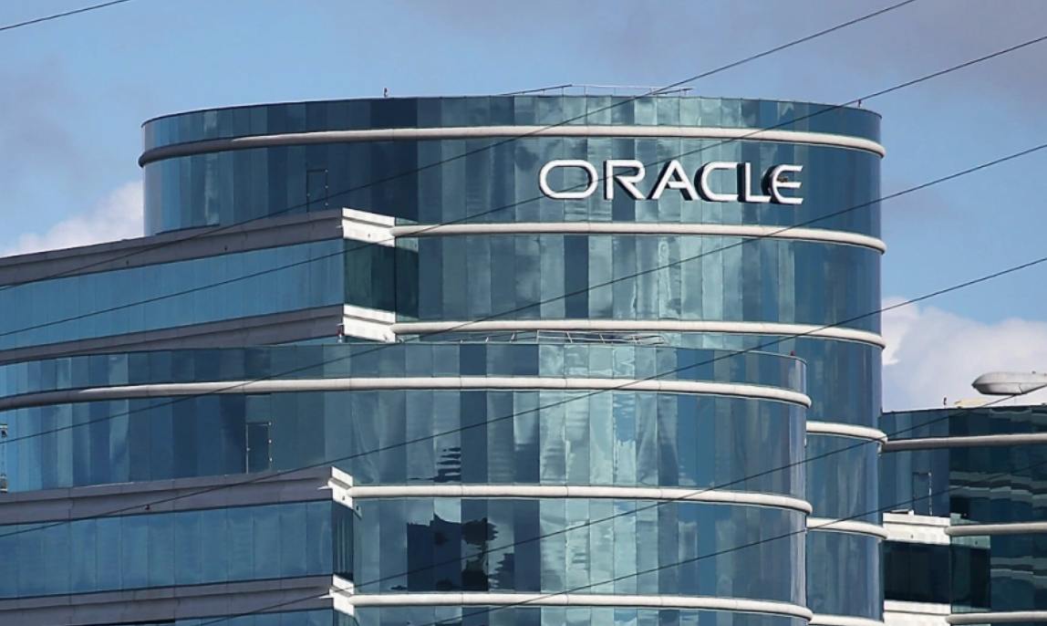 Конкурсный управляющий в ходе банкротства российской «дочки» Oracle взыскал ₽82,8 млн. Общий долг компании перед кредиторами превышает ₽1,4 млрд, и большинство из них не получат выплаты, считают юристы.  Oracle предоставляет облачные решения в области бизнес-аналитики, гибридных облаков, машинного обучения, хранения данных и др.   Российская «дочка» компании занималась разработкой софта и техподдержкой. Среди ее клиентов были Федеральная налоговая служба, Казначейство, департамент информационных технологий Москвы, Минфин, Минтранс, Федеральная таможенная служба, Фонд социального страхования, Центробанк, а также крупные коммерческие организации, включая «Почту России», ВТБ, Газпромбанк и «Ростелеком».   В марте 2022 года Oracle приостановила деятельность в России, в том числе прекратила техподдержку и выполнение действующих контрактов.  Фото: Justin Sullivan / Getty Images