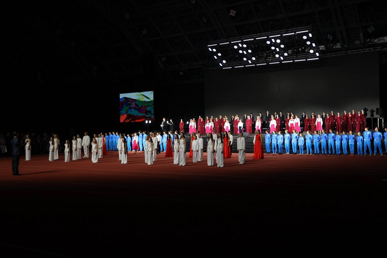 На Сахалине торжественно открыли легкоатлетический манеж Сегодня 11 декабря в Южно Сахалинске прошла официальная церемония открытия крупнейшего на Дальнем Востоке легкоатлетического манежа В мероприятии приняли участие председатель Всероссийской федерации легкой атлетики Петр Фрадков и губернатор Сахалинской области Валерий Лимаренко Новейший спорткомплекс укомплектован необходимым оборудованием как для тренировок так и для проведения соревнований самого высокого уровня В свободное от тренировок профессиональных легкоатлетов время комплекс будет доступен для любителей бега Кроме того здесь будут проводить уроки физкультуры для школьников Южно Сахалинска и близлежащих районов Новый манеж позволит сахалинцам заниматься легкой атлетикой круглый год здесь смогут тренироваться и опытные спортсмены и юные таланты которые в будущем будут представлять наш регион на всероссийских и международных соревнованиях Для нас важно и то что спорткомплекс будет открыт для школьных уроков физкультуры оздоровительных программ и массовых спортивных мероприятий Мы делаем все для того чтобы физическая активность стала нормой для каждого жителя Сахалинской области подчеркнул Валерий Лимаренко К новогодним праздникам на площадке перед легкоатлетическим манежем планируют залить открытый каток и установить праздничную ель А летом здесь собираются оборудовать спортивную площадку с тренажерами и зонами для баскетбола и волейбола Для детей предусмотрят развлекательные площадки а для подростков велосипедные и самокатные дорожки Также в планах благоустройство зеленого сквера с удобными скамейками для отдыха Подписывайтесь на нас в MAX sakhgov