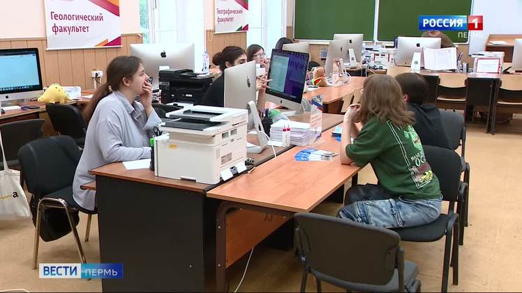 В этом году вузы Прикамья готовы принять на целевое обучение свыше 1,6 тысяч студентов В вузах Пермского края продолжается приемная кампания. На сегодняшний день в вузы подано более 46 тысяч заявлений. Одно из направлений поступления – целевое обучение. Целевики поступают по отдельному конкурсу по квоте, которая выделяется из общего числа бюджетных мест. Как сообщили в краевом Минобре, в этом году в пермских вузах выделено свыше 1,6 тысяч целевых мест. После выпуска студенту необходимо проработать в организации, которая выступила заказчиком его обучения, не менее трех лет.