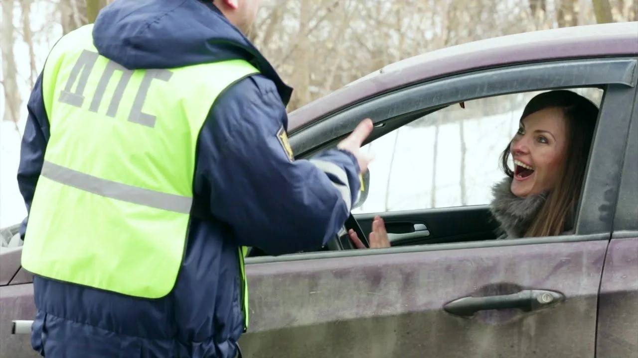 В Приморье мать 10 детей заказала в Интернете за 100 тысяч рублей водительские права по Почте России, но попалась при смене фамилии   В Михайловском районном суде рассмотрено уголовное дело в отношении многодетной матери, имеющей на иждивении 10 несовершеннолетних детей.   По материалам дела установлено, что подсудимая заказала водительское удостоверение на свое имя, передав за это денежные средства в сумме 100000 руб., затем в почтовом отделении «Почта России» получила заказное письмо, в котором находилось то самое водительское удостоверение. Им  женщина пользовалась более года, пока не заключила брак и не сменила фамилию. Тогда достоверно зная, что бланк водительского удостоверения является поддельным, подсудимая обратилась в МФЦ с заявлением о замене данного удостоверения.   Суд признал женщину виной по ч.3 ст.327 УК РФ и назначил ей наказание в виде 5 месяцев ограничения свободы.    Админу