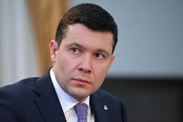 Антон Алиханов назвал экономический эффект от внедрения маркировки Он составил за последние пять лет 1,2 триллиона рублей в виде налоговых и других поступлений в бюджеты всех уровней, заявил министр промышленности и торговли РФ. «Более половины от указанной суммы удалось добиться за счёт обеления рынка табачной продукции – 627 миллиардов рублей», — подчеркнул он. Глава ведомства добавил, что результаты в других товарных группах тоже ощутимые, в том числе, в лёгкой промышленности, в сегментах обуви и парфюмерии. Алиханов отметил, что легальный бизнес от внедрения маркировки дополнительно заработал 687 миллиарда рублей. Её доля в себестоимости товаров составляет не более 1%, передаёт РИА Новости. Подпишись на «Говорит Москва»