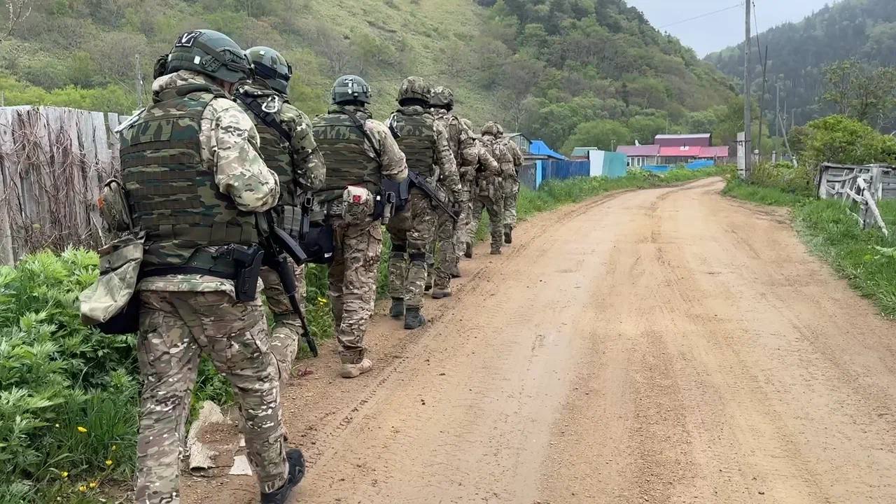 Под руководством оперативного штаба в Сахалинской области в порту Невельск прошли антитеррористические учения. В межведомственных мероприятиях приняли участие силы и средства областных управлений ФСБ, МВД, МЧС, ФСИН, Росгвардии и органов власти. По легенде учений, группа злоумышленников совершила подрыв инфраструктуры морского терминала с использованием беспилотного летательного аппарата. В результате условной террористической атаки на территории порта произошло возгорание угля, несколько человек получили травмы различной степени тяжести. Преступникам удалось скрыться. На первом этапе экстренными службами отработаны практические действия по обеспечению безопасности населения и ликвидации последствий условного преступления террористического характера. Следующим этапом проведена тренировка контртеррористической операции. По замыслу, злоумышленники укрылись в заброшенном доме в поселке Невельского района. Отработка боевых действий проводилась в нежилом помещении, в условиях максимально приближенных к реальности. В ходе боевого контакта штурмовой группой условные террористы нейтрализованы. Действия ведомств, задействованных в антитеррористических учениях, получили положительную оценку руководства оперативного штаба. Поставленные задачи выполнены в полном объеме. Учения были направлены на отработку слаженности работы всех взаимодействующих ведомств с целью минимизации рисков в случае возникновения реальных террористических угроз.