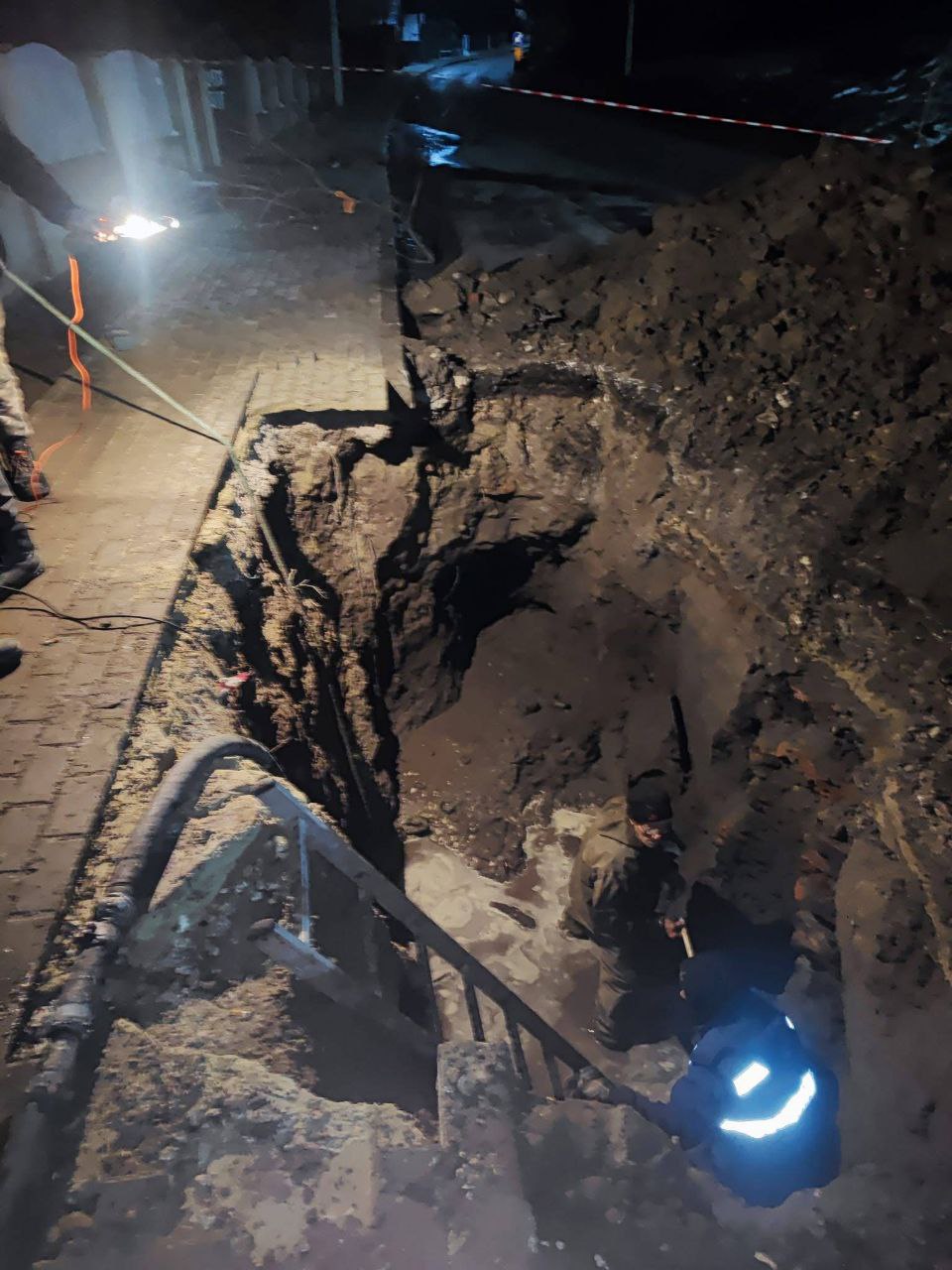 В Вулканештах в четверг непоздним вечером случилась авария на водопроводе жильцы более 20 улиц остались без воды Специалисты Apă Canal прямо сейчас ведут ремонтные работы  Подпишись на ГРТ