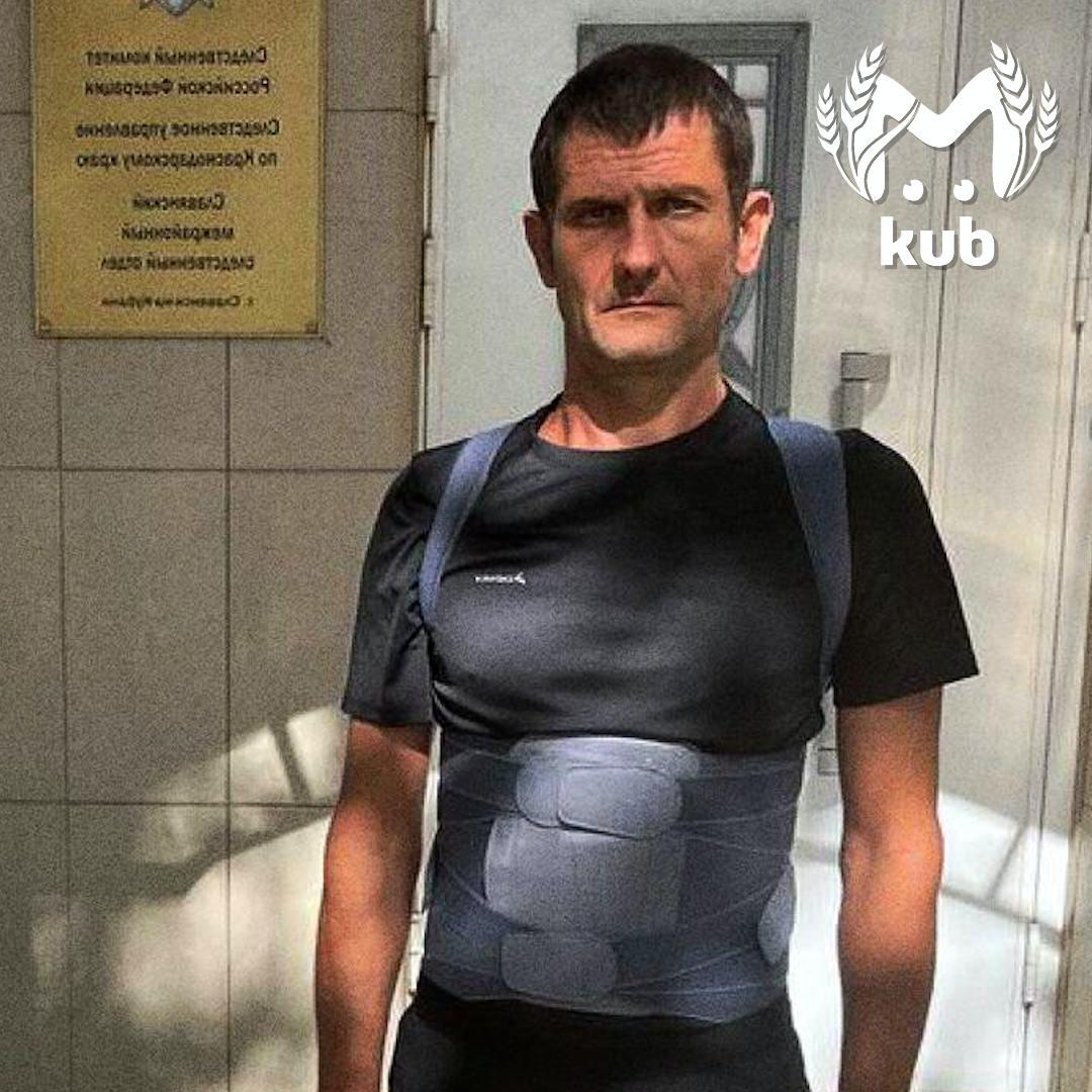 Полицейским, избившим сторожа в хуторе Прикубанском, хотят ужесточить наказание в два раза.  Майора полиции Евгения Самонова и старшего лейтенанта Ивана Таценко осудили за превышение полномочий. Первый получил четыре года, второй — 3,5. Но прокуратуре этого показалось мало. В апелляции требуют переквалифицировать статью на пытки, а срок увеличить до 7 лет каждому.   Пострадавший сторож Фёдор охранял закрытый завод. Попал под подозрение, когда там пропала транспортёрная лента. Его забрали в участок и стали выбивать признание: лупили руками, ногами и стулом по спине.