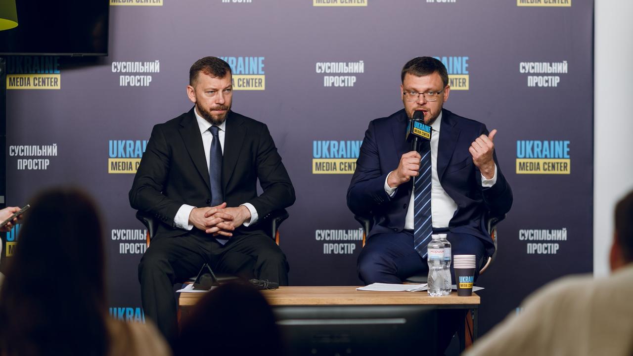 Директор НАБУ Кривонос призвал СБУ обнародовать материалы следствия по делу о госизмене арестованных сотрудников Бюро. «Вчера по одному из них мне поступило соответствующее письмо из СБУ, но мне не дано разрешение на разглашение его содержания публично. Я буду просить разрешения опубликовать эти материалы, потому что не вижу, что их нужно скрывать от общества, коллектива и международных партнеров. Также просил бы СБУ опубликовать все имеющиеся материалы по этим сотрудникам», — говорит Кривонос. По его мнению, сейчас затягивается апелляционное обжалование меры пресечения детективам. Глава САП Клименко заявил, что коллектив антикоррупционных ведомств убежден, что детективы сидят в СИЗО из-за своих расследований. И это месть со стороны властей. Подробнее о том, какое значение для политического процесса в Украине имеет обвинения сотрудников НАБУ в госизмене, мы писали здесь. Сайт "Страна" X/Twitter Прислать новость/фото/видео Реклама на канале Помощь