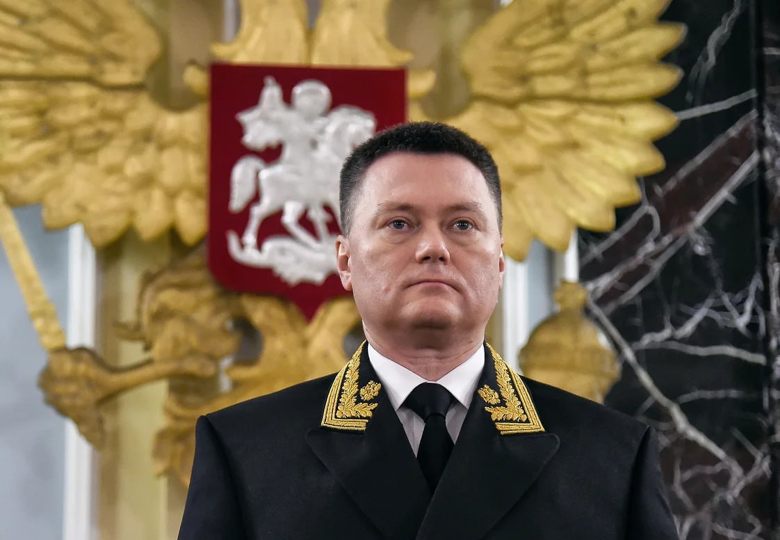 Став председателем Верховного суда России Игорь Краснов инициировал целый ряд кадровых изменений В частности сменились гендиректор судебного департамента при ВС и председатель Совета судей России В интервью Ъ на вопрос об этих и других предполагаемых кадровых изменениях господин Краснов ответил что все они носят не конъюнктурный а комплексный характер и направлены на формирование эффективной и устойчивой судебной системы По его словам в судебной системе необходимо сохранять профессионалов но и приток новых управленческих и судебных компетенций способных адекватно отвечать на современные вызовы не менее важен Пресс служба Верховного суда РФ Ъузнал