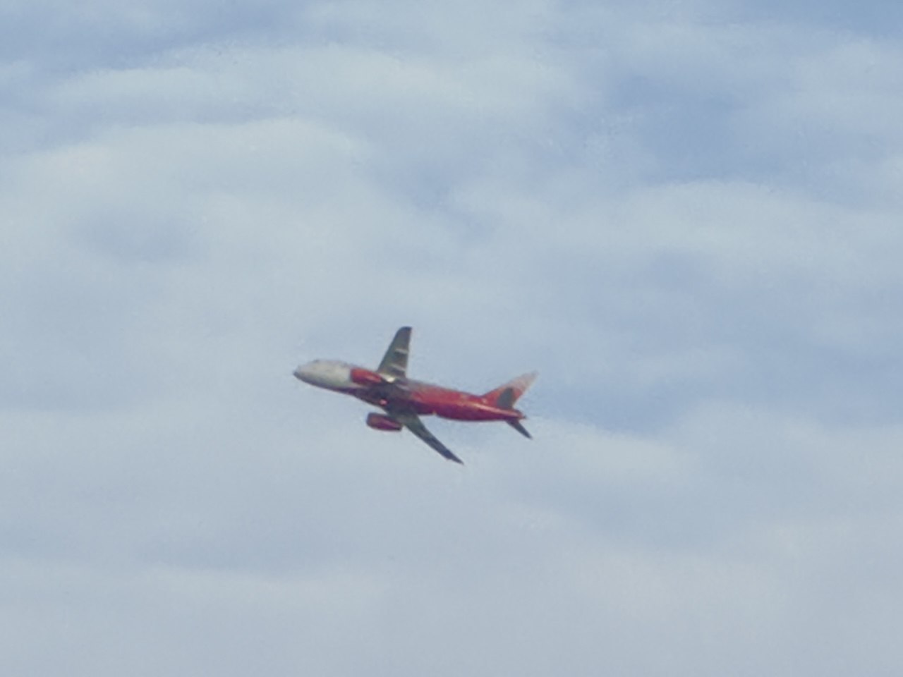 Red Wings запускает перелеты из Нарьян Мара через Махачкалу в Сочи Первый в 2026 году рейс по маршруту из столицы Ненецкого автономного округа состоится 28 апреля Самолет из Нарьян Мара в Махачкалу отправляется в 10 35 время в пути составит 4 часа 25 минут Далее перелет из Махачкалы в Сочи в 16 20 Он продлится менее двух часов Полетная программа будет выполняться на российском авиалайнере SSJ 100 до конца весенне летнего расписания Кубанские Новости Мы в MAX