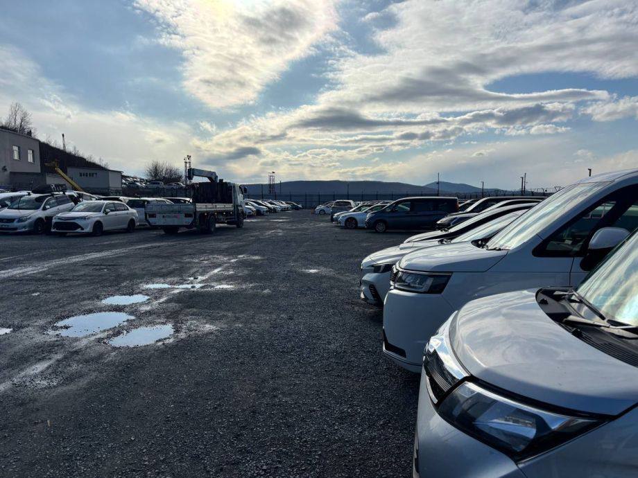 Житель Владивостока ответит в суде за продажу проблемной Toyota Житель Владивостока продал иномарку за 2 3 миллиона рублей которую нельзя было поставить на учет и теперь окажется на скамье подсудимых В суд направлено уголовное дело о крупном мошенничестве По версии следствия в апреле 2024 года мужчина выставил на продажу Toyota Vellfire на популярной интернет площадке При этом он знал что машина была ввезена в Россию с нарушениями и зарегистрировать ее официально невозможно   Подробнее на сайте PRIMPRESS в MAX ДЗЕН ЧАТ БОТ