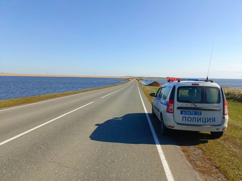 Полиция круглосуточно работает в зоне паводка в Казанском районе В Тюменской области продолжается борьба с последствиями паводка: в Казанском районе подтоплены участки автодорог, движение на них запрещено, установлены знаки и барьеры. Перекрыто движение на дорогах Казанское – Малые Ярки и Шагалово – Малая Ченчерь К деревням Малая Ченчерь, Большая Ченчерь, Долматово, Челюскинцы можно добраться только через Сладковский район Между Афонькино и Ильинкой работает лодочная переправа На мосту через ручей "Прорва" идут дорожные работы Сотрудники полиции дежурят в круглосуточном режиме, обеспечивая безопасность