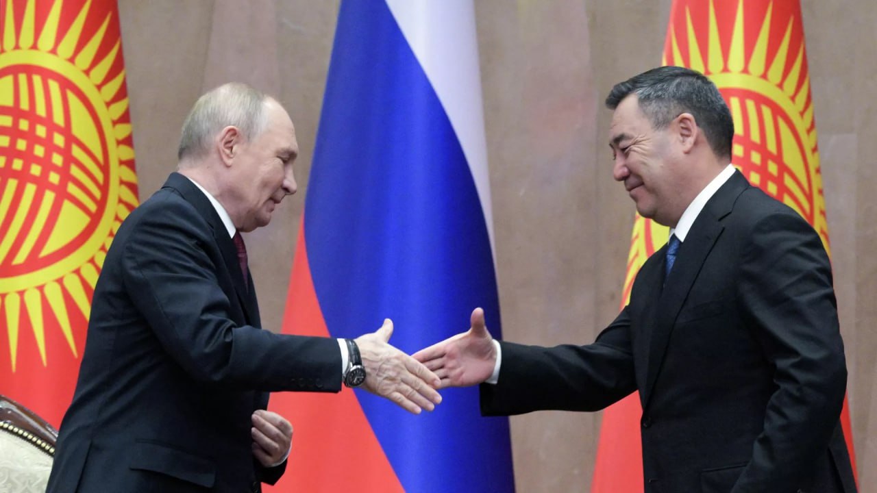 Вы пользуетесь искренним уважением кыргызстанцев и значительным международным авторитетом Путин поздравил Жапарова с днем рождения Весьма высок ваш личный вклад в развитие отношений союзничества между нашими государствами а также в продвижение интеграционных процессов на Евразийском пространстве говорится в телеграмме президента РФ Он отметил что с теплотой вспоминает недавний визит в Бишкек По его словам прошли плодотворные переговоры Путин подчеркнул что будет продолжена конструктивная совместная работа в интересах стран Президенту Кыргызстана исполняется 57 лет Sputnik Kyrgyzstan