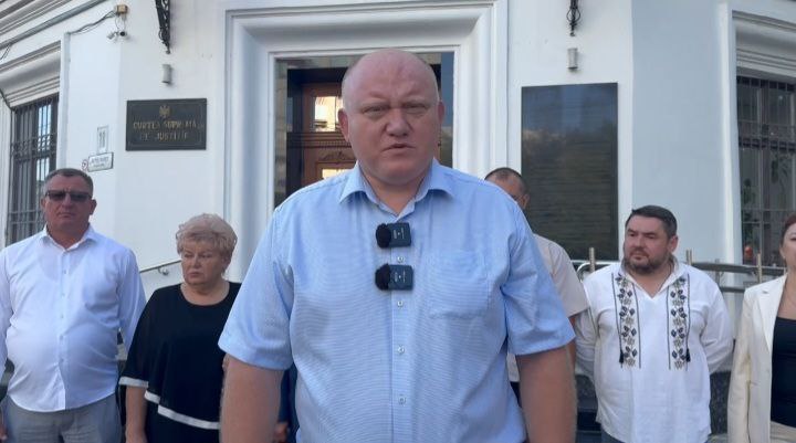 Блок «Победа» обжалует решение Высшей судебной палаты в ЕСПЧ   Блок «Победа» заявил о намерении обжаловать в международных инстанциях решение Высшей судебной палаты, которая отказалась пересматривать постановление Апелляционной палаты об отказе в регистрации блока для участия в выборах.   Об этом сообщил председатель парламентской группы «Победа» Василий Боля. По его словам, решение ВСП было принято без объяснений и повторяет доводы, уже озвученные Апелляционной палатой.   «В Молдове простому гражданину невозможно добиться справедливости в суде», — заявил Боля. Он подчеркнул, что блок обратится в Европейский суд по правам человека и напомнил, что ранее Молдова уже проигрывала аналогичные дела.   Партии, входящие в блок, намерены в ближайшее время определить свою дальнейшую стратегию и решить, будут ли участвовать в выборах самостоятельно.