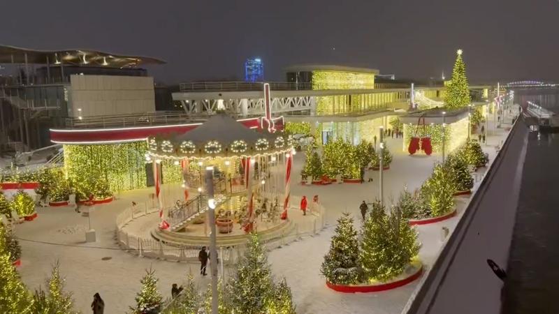 Успели к дедлайну в Парке Горького открыли набережную Пока это скорее тизер будущего великолепия ёлки в праздничном убранстве стильные арт объекты барельеф по эскизам Дейнеки всё в точности как на рендерах и даже бесплатная детская карусель Заодно можно перехватить горячий напиток или лёгкий перекус в уличных палатках Архитекторы из Wowhaus подготовили для нас павильоны в форме круизных лайнеров которые скоро превратятся в уютные рестораны и выставочные пространства Так что самое время на каникулах заглянуть на набережную посмотреть как она постепенно оживает Фото и видео moscowmap Подписаться Мама я в Москве