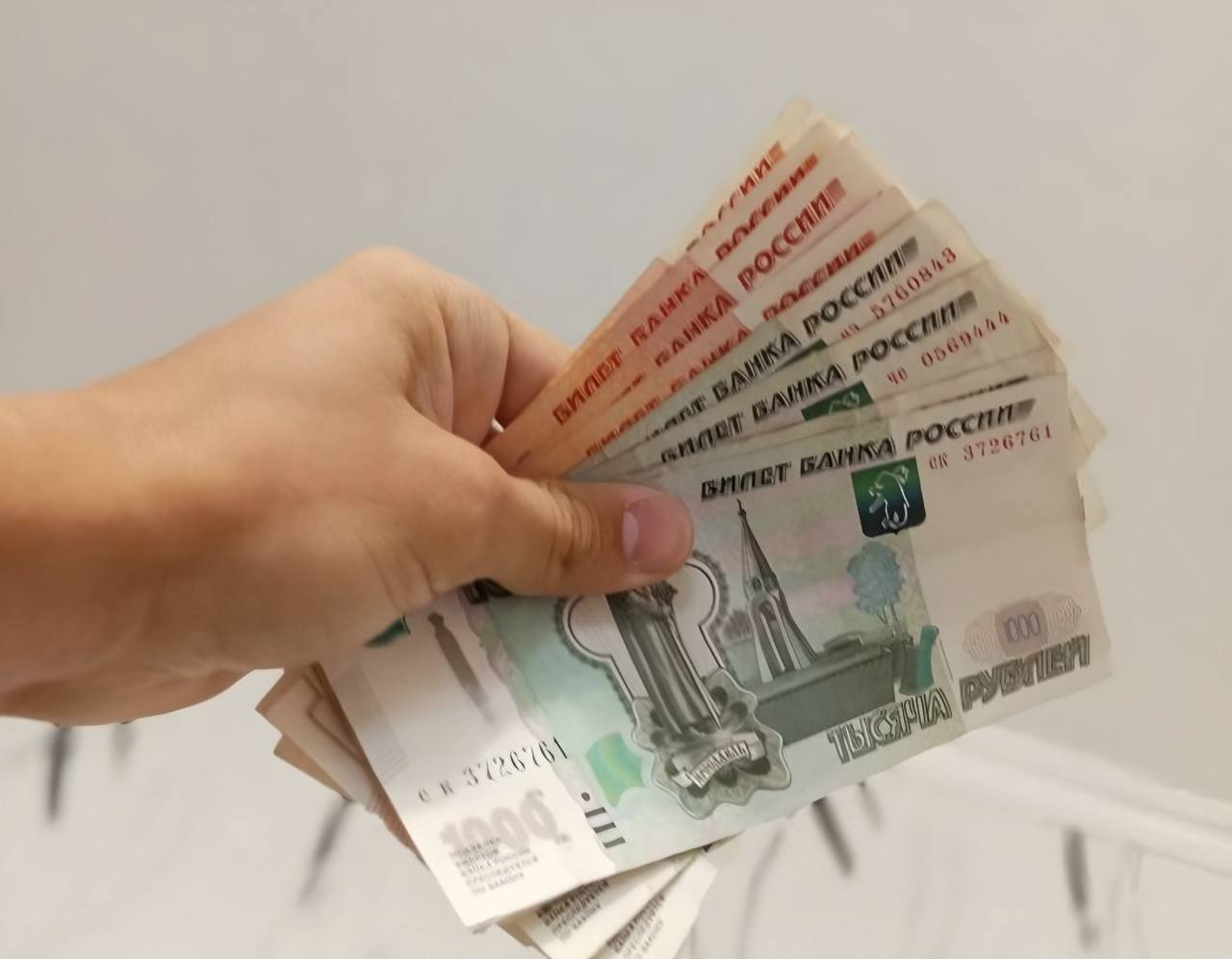 Бизнес-отток: российские компании массово уходят из Казахстана На 1 апреля 2025 года в Казахстане осталось всего 18 400 компаний с российским участием — это минимум за шесть лет и сразу на 495 юрлиц меньше, чем в начале года. Такие данные приводит Бюро национальной статистики РК. Зафиксировано самое резкое падение с 2018 года — и это уже четвёртый квартал подряд, когда число российских компаний сокращается. Основные сектора потерь: • Торговля: минус 238 компаний осталось 7 500 • Связь и ИКТ: минус 70 компаний осталось около 2 500 Для сравнения: в период массового переезда апрель 2022 — март 2023 в Казахстан регистрировалось по 2 300 российских компаний в квартал. Но с конца 2023-го поток сменился на отток. Почему это важно: Это показатель не только геополитической турбулентности, но и переориентации рынка. Освободившиеся ниши всё чаще занимают бизнесы из Китая и Узбекистана. Казахстан теряет часть налоговой базы и рабочих мест, но может приобрести более устойчивых инвесторов и диверсифицированный рынок. Источники: • Orda.kz — Российский бизнес покидает Казахстан рекордными темпами • Inbusiness.kz — Вместо РФ в страну заходят компании из Китая и Узбекистана • Bizmedia.kz — Минус 495 компаний с начала года • Kaz.orda.kz — падение в ИКТ и торговле