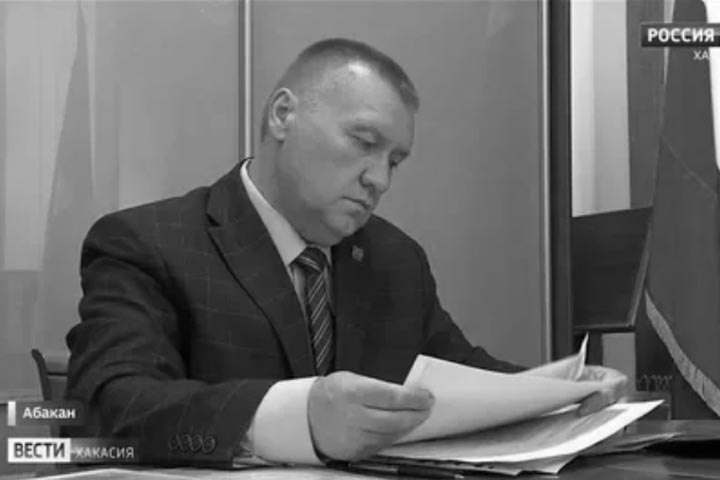 Один из кандидатов в мэры Черногорска скончался в больнице В Хакасии кандидат в мэры Чероногорска от Справедливой России За правду Владимир Смышляев умер в больнице Его экстренно госпитализировали несколько дней назад без сознания Известно что у него был диабет но причина смерти пока не называется Глава Хакасии Валентин Коновалов КПРФ уже выразил соболезнования Он был активным участником общественной жизни Черногорска истинным патриотом России и родного города настоящим профессионалом своего дела Смышляев не только депутат горсовета Черногорска но и лидер регионального отделения Справедливой России в Хакасии Помимо Смышляева на выборах мэра Черногорска второго по населению города Хакасии зарегистрированы семь кандидатов депутат горсовета Вячеслав Финогенов Единая Россия гендиректор ООО Водный туроператор Стихия воды Елена Гопина КПРФ депутат горсовета Руслан Попович самовыдвиженец директор одного из местных муниципальных предприятий Денис Какаев партия За справедливость Светлана Булатов Коммунисты России Алексей Хабаров Родина Алексей Рузайкин Новые люди Подписаться Прислать новость Помочь бустами