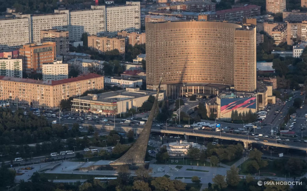 Cosmos Hotel Group в следующем году начнет ремонт номеров своего флагманского отеля на московском ВДНХ, заявил президент сети Александр Биба. При этом закрывать гостиницу на этот период не планируется.  "Мы будем в комбинированном варианте это делать. Мы уже это делаем, уже некоторые зоны восстановили - конференц-зоны, например. Поэтому потихоньку двигаемся. В следующем году уже будем переходить к номерам, будем двигаться там по этажам".  Всего в отеле 1777 номеров.     : экономика / Все наши каналы