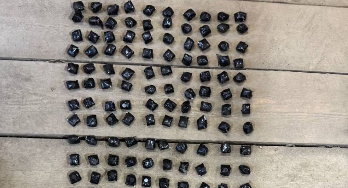 На границе Тульской области молодой рязанец задержан за поставки наркотиков в сразу два региона При осмотре машины полицейские нашли две упаковки с мефедроном весом 260 граммов. В арендованном гараже на окраине города они обнаружили более 1,5 кг мефедрона, 23 грамма марихуаны и 1 грамм гашиша, а также оборудование для упаковки наркотиков. ↗ Прислать новость Подписаться