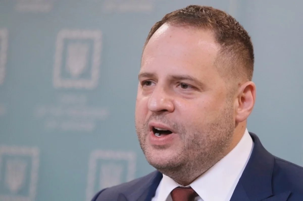 Глава офиса Зеленского Ермак вызвал массу негатива во время своего визита в Вашингтон в июне, пишет Politico Недовольство его поведением накопилось не только среди республиканцев, но и среди демократов, говорится в материале издания. Собеседники Politico охарактеризовали его взаимодействие с обеими администрациями как «напряженное и сложное». Один из них назвал Ермака «двухпартийным раздражителем». Еще один отметил, что не знает, зачем глава офиса Зеленского вообще прибыл в США. По данным издания, Ермак с трудом договаривался о встречах с чиновниками администрации Трампа. Фото: РИА Новости