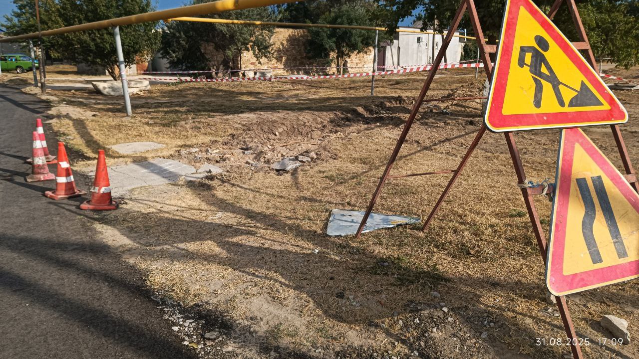 На улице Гайдара начали ремонт единственного тротуара Демонтировали старое покрытие выкопали корыто под щебеночное основание А куда же дели строительный мусор грунт и бетонные обломки А вывезли в район ул Песчаной на территорию прилегающую к гаражному кооперативу Администрация города Евпатории Александр Юрьев там у нас полигон для строймусора Всем можно где хотят выгружать кучи мусора Евпатория ЧП Предложить пост