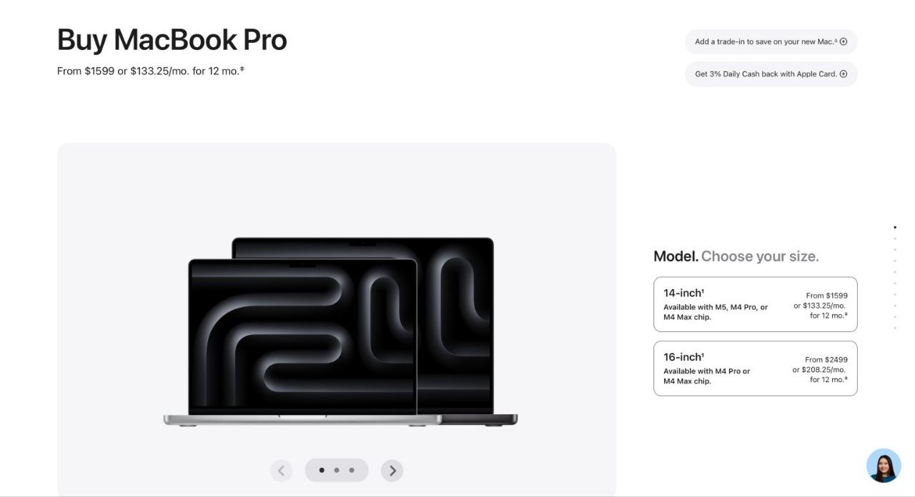 Всё делается не просто так Apple может позволить пользователям отдельно выбирать CPU и GPU при заказе новых Mac Apple обновила процесс покупки компьютеров в своём онлайн магазине убрав стандартные преднастроенные комплектации и отправляя покупателя сразу в конфигуратор где можно выбрать все параметры устройства вручную Вот только скорее всего это подготовка к более гибкой системе конфигурации будущих моделей с чипами M5 Pro и M5 Max По данным инсайдеров Apple начнёт использовать новую архитектуру SoIC mH в которой CPU и GPU будут более отдельными элементами внутри процессора а не жёстко объединёнными Если такая архитектура будет реализована это откроет возможность выбора количества и мощности CPU и GPU отдельно при заказе Mac например для тех кому важнее графическая производительность чем вычислительная сила процессора