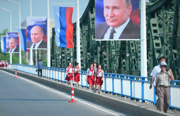 КНДР ускоренно наращивает экономическое сотрудничество с Россией — The Financial Times  Северная Корея регистрирует в РФ бренды пива, сосисок, варенья и даже аккордеонов, а её рыболовецкие суда всё активнее осваивают российские воды. Власти РФ в ответ строят мост через реку Туманную за $100 млн и планируют возобновить железнодорожное сообщение между Москвой и Пхеньяном.  Также сообщается, что руководители вузов КНДР встречались с российскими коллегами, северокорейские спортсмены выступают в России, а российские театральные труппы гастролируют в Северной Корее.