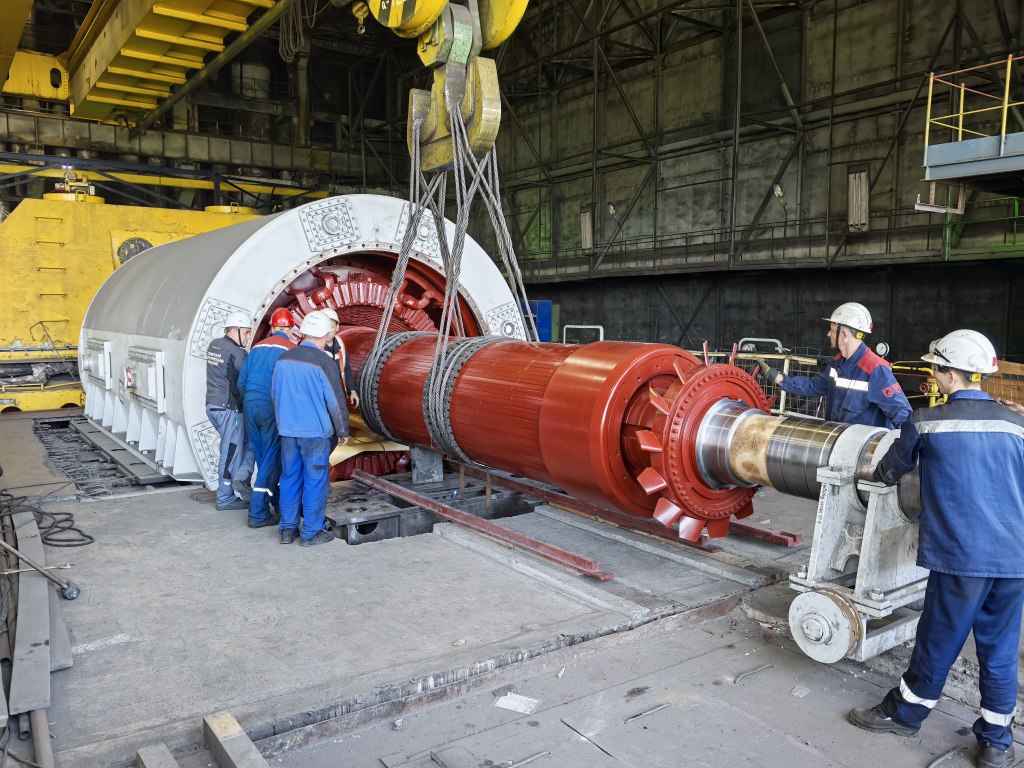 На Томь-Усинской ГРЭС успешно заведен ротор нового генератора энергоблока №9, сообщили в СГК Кузбасс Агрегат для выработки энергии длиной 14 метров и весом в 45 тонн установили по заранее разработанной такелажной схеме. Следующий этап модернизации энергоблока - сопряжение турбины с генератором. Вести-Кузбасс Новости