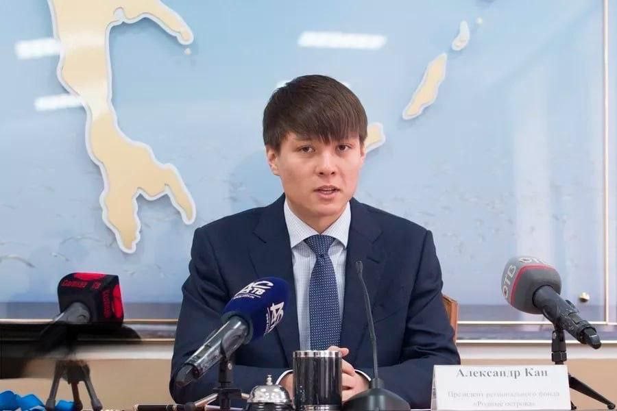‼  У сына «крабового короля» Кана в пользу государства отобрали 2 дома и 4 участка  Сына главного российского контрабандиста морепродуктов и убийцы Александра Кана лишили 2 домов и 4 земельных участков на сумму около ₽299 млн, сообщают СМИ со ссылкой на материалы суда. Все отнятое имущество перешло в собственность государства как часть исполинского долга в ₽358,7 млрд. По информации приставов, у отпрыска «крабового короля» остается еще 40 объектов «недвижки» и 8 авто. Отмечается, что дельцы толкали отечественного краба дороже, чем заявлялось таможенным службам.     Кан-старший сейчас находится в розыске — его заочно осудили на 17 лет колонии за организацию наемного убийства бизнесмена на Сахалине. Исполнителем преступления тогда стало неустановленное следствием лицо, а пособником — местный житель. Также Кан вместе с сыном активно занимались контрабандой. Последний проходит по статьям об участии в ОПГ, контрабанде стратегических ресурсов и уклонении от уплаты пошлин.    Поделись новостью Telegram Владивостока