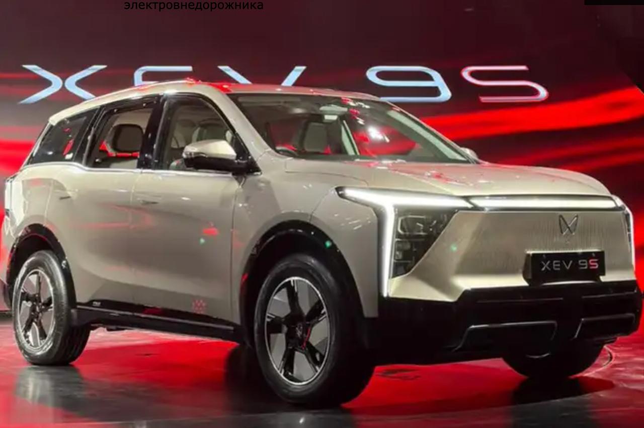 Mahindra представила полноценный электрический семиместный кроссовер за 1 76 млн Смотрим на эти цифры и удивляемся Mahindra XEV 9S доступен с тремя вариантами аккумуляторов ёмкостью 59 кВт ч 70 кВт ч и 79 кВт ч с возможностью быстрой зарядки до 175 кВт Двигатель один 282 л с а разгон до сотни около 7 секунд XEV 9S оснащён панорамным люком аудиосистемой Harman Kardon фоновой подсветкой двухзонным климат контролем и проекционным дисплеем с дополненной реальностью На сайте компании сказано что LFP батарея с пожизненной гарантией обеспечивает реальный пробег в 500 км