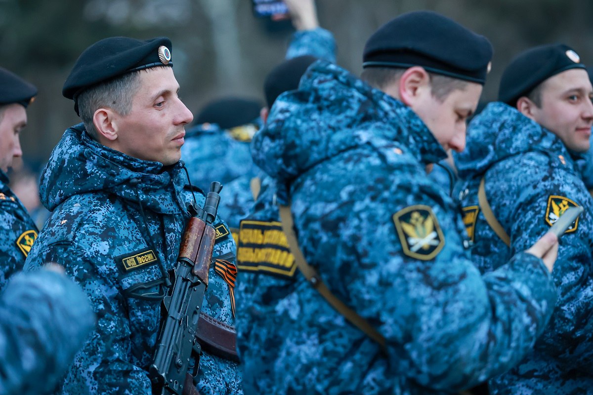Жительница Красноярского края побила свою дочь и три года скрывалась от приставов с долгом в 30 тысяч рублей В 2022 году женщина ведущая асоциальный образ жизни побила свою несовершеннолетнюю дочь Суд вынес решение о взыскании с нее компенсации морального и физического вреда дочери 30 тысяч рублей Игнорируя долг и судьбу собственного ребенка сельчанка решила скрыться На протяжении почти трех лет приставы разыскивали должницу За это время специалисты побывали в отдаленных населенных пунктах возможных местах ее пребывания Спустя столько времени работа дала результат горе мать удалось найти Женщина находилась в одной из деревень Тасеевского района Подписаться на kpkrsk