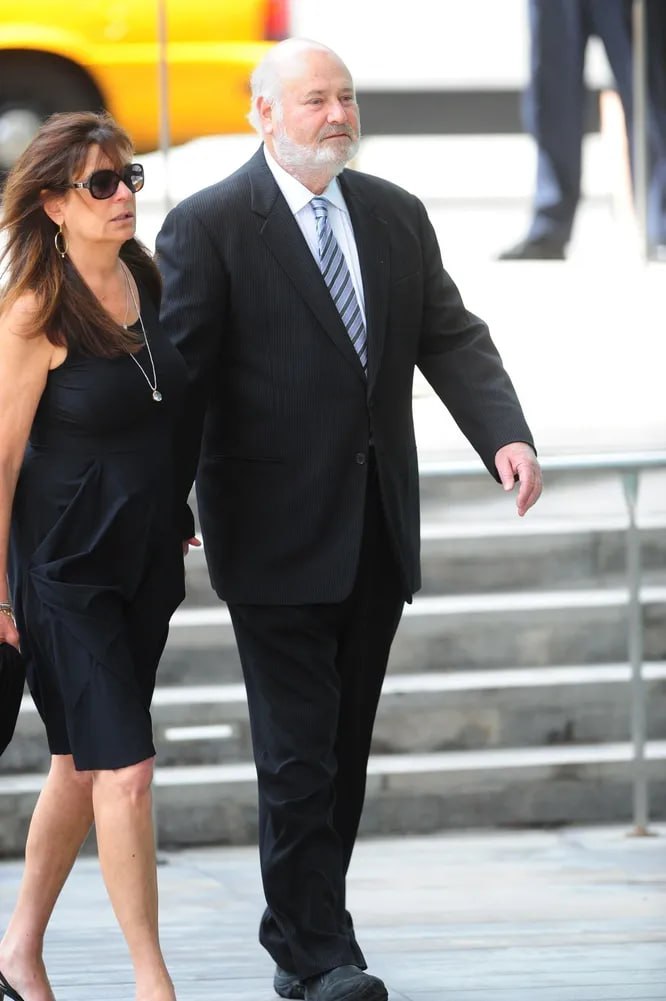 Журнал People утверждает что режиссер культового фильма Когда Гарри встретил Салли Роб Райнер и его жена были убиты собственным сыном Ником который страдает наркотической зависимостью Опознать тела было трудно из за вспыхнувшего пожара На телах множественные ножевые ранения Полиция Лос Анджелеса расследует дело об убийстве Подозреваемого ищут По данным Deadline полицию вызвала ода из их дочерей Роми Райнер которая живет по соседству Правоохранительные органы пока характеризуют ситуацию как семейный инцидент Подписывайтесь на BFM И в MAX