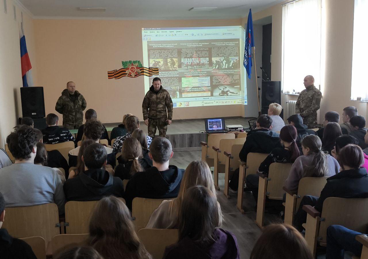 Представители Новосибирского Высшего Военного Командного Училища  НВВКУ  посетили Великолепетихский округ.  В ГБОУ ХО "Рубановская школа" Великолепетихского муниципального округа прошла встреча представителей Новосибирского Высшего Военного Командного Училища  НВВКУ  с учащимися школы. На мероприятии обсуждались возможности военной службы, требования к кандидатам и содержание учебного процесса в училище.   Представители НВВКУ поделились с учениками своими знаниями и опытом, ответили на вопросы о будущей службе и учебе, а также рассказали о преимуществах военной карьеры. Встреча вызвала интерес у подростков, потенциально желающих связать свою жизнь с военнослужащими и службой в армии. Такие мероприятия способствуют формированию патриотического воспитания и расширению профессиональных горизонтов для молодежи. #Образование