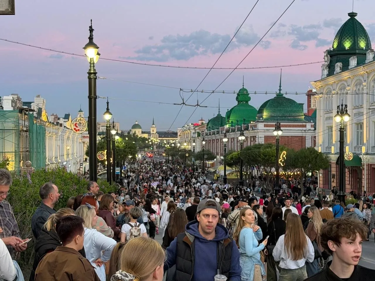 На Любинском проспекте появятся двухметровые буквы древнеславянской азбуки В это воскресенье 24 мая в Омске впервые пройдет праздник славянской культуры и письменности приуроченный ко Дню памяти Кирилла и Мефодия Программа развернется на Пешеходном Любинском с 12 00 до 19 00 0 Как рассказали организаторы на празднике приветствуется дресс код славянские костюмы или элементы народной одежды Кроме этого главную улицу города украсят масштабные арт объекты в виде букв древнеславянской азбуки высотой около двух метров Также в программе выступления фольклорных коллективов города и области представления кукольных театров мастер классы по каллиграфии и прикладному искусству возможность попробовать себя в роли звонаря на передвижной звоннице Омской епархии дефиле в традиционных костюмах и кинопоказы фильмов и мультфильмов славянской тематики под открытым небом  24 мая воскресенье с 12 00 до 19 00 Пешеходный Любинский участок от площади Победы до улицы Партизанской ВХОД СВОБОДНЫЙ афишаомск Омск путеводитель в МАКС