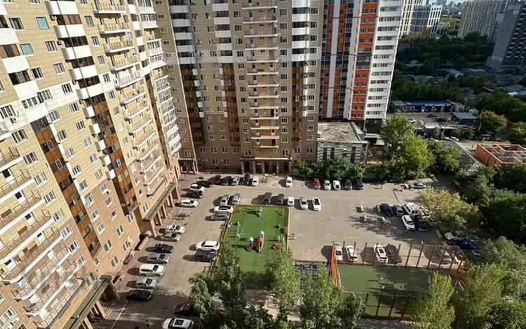 Тело сотрудника КНБ обнаружили в Астане. «21 апреля текущего года во дворе жилого комплекса города Астана обнаружено тело сотрудника Комитета национальной безопасности. Органами полиции начато досудебное расследование. Уточняются обстоятельства произошедшего», — говорится в пресс-релизе казахстанской спецслужбы. Иных подробностей не приводится. «Central Media24.kz» сообщает, что инцидент с сотрудником КНБ РК произошёл во дворе жилого комплекса «Рахат». «Предположительно, он спрыгнул из окна квартиры. По данным источника, 43-летний Б. занимал должность первого заместителя директора Службы внешней разведки КНБ», — сказано в публикации. Тело погибшего обнаружили около 5:20 утра. Столичная полиция сообщила, что по данному факту возбуждено уголовное дело.